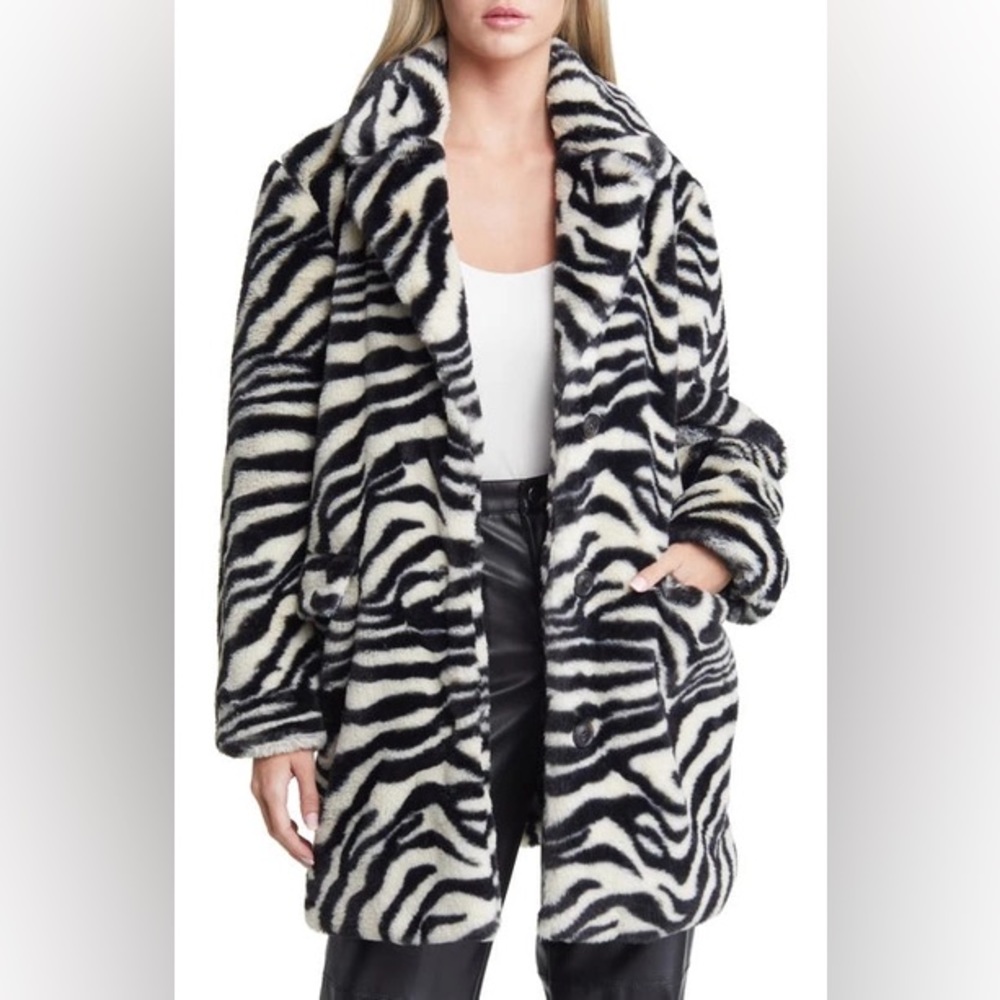 Brand: VERO MODA
Rome Stripe Faux Fur Jacket
Size: Small
Color: Black & White